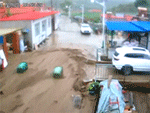 Tận mắt chứng kiến sức công phá của trận lũ quét khi cuốn trôi nhà cửa, phương tiện chỉ trong vài giây