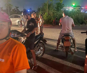 Xót cảnh bé gái sơ sinh bị bỏ rơi ở bãi cỏ trong tình trạng nguy kịch, côn trùng bò khắp cơ thể