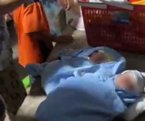 Hai bé trai sinh đôi được quấn bằng khăn vải bị bỏ rơi trong đêm