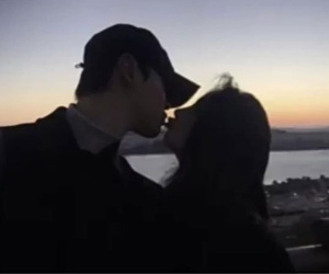 Kim Soo Hyun tự đăng ảnh hôn 1 cô gái, người ấy là Kim Ji Won?
