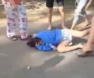 Xác minh clip bé gái bị 'đánh hội đồng' nằm chịu trận giữa đường