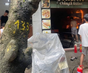 Hà Nội: Quán ăn trên phố Đê La Thành bất ngờ bốc cháy