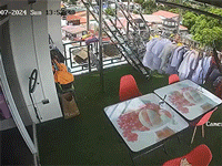Người dân vôi vã chạy đến dập lửa trên mái nhà hàng xóm