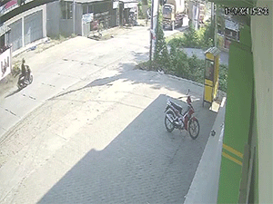 Người đi xe máy sống sót kì diệu sau khi đấu đầu xe ben