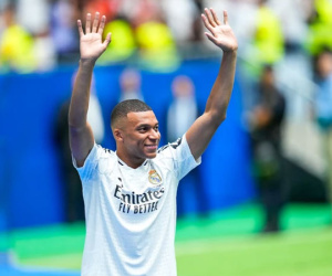 Siêu tiền đạo Mbappe ra mắt Real trước mắt 8 vạn người hâm mộ, Ronaldo ngày xưa cũng chỉ được đến như thế!