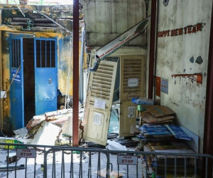 Xuất hiện 'hố tử thần' kéo đổ tường nhà, mái tôn ngay ngõ nhỏ trung tâm Hà Nội