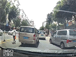 Kinh 'hoàng hố tử thần' bất ngờ sụt giữa phố