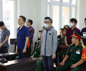 Tổng giám đốc Việt Á Phan Quốc Việt cùng nhóm cựu sĩ quan Học viện Quân y tiếp tục hầu toà