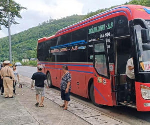 Chủ không trả lương, hai vợ chồng ôm con 9 tháng tuổi đi bộ về quê