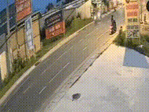 Người phụ nữ dừng xe giữa đường, tự thiêu: Camera 'bóc' diễn biến đáng sợ