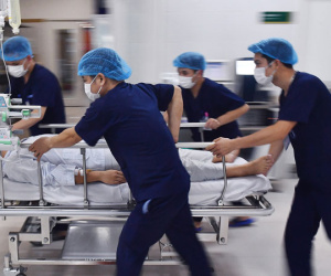 Đi cấp cứu vì tai nạn sinh hoạt, tiếp tục bị thương trên đường đến viện