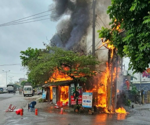 Vĩnh Phúc: Cháy ngùn ngụt tại 1 cửa hàng giữa lúc trời mưa, lửa lan sang cổng chào bên cạnh