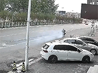 Thanh niên hốt hoảng cố 'vớt vát' đồ đạc khi xe điện bất ngờ phát nổ lúc đang đi