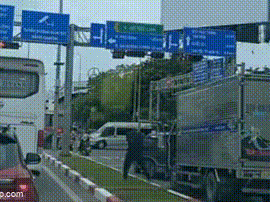 Tài xế cầm tuýp sắt dọa ô tô 7 chỗ vì không nhường đường, 5 ngày sau nhận án phạt thích đáng