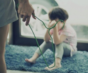 Làm rõ vụ bé trai 11 tuổi nghi bị cha dượng bạo hành bằng roi điện