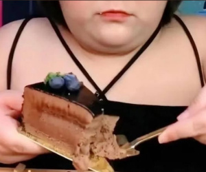 'Thánh' Mukbang nổi tiếng tử vong ngay trên sóng livestream vì ăn quá nhiều