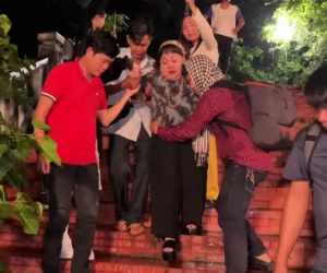 NSND Ngọc Giàu đi lại khó khăn phải có 4, 5 người đỡ, U80 vẫn dầm mưa làm việc mấy tiếng