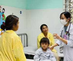 3 trẻ uống nhầm chất màu hồng vì tưởng là nước ngọt, 1 trẻ tử vong