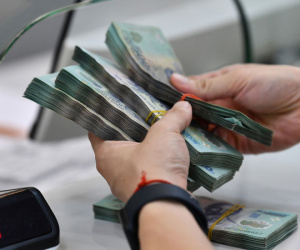 Nhận lãi suất tiền gửi bậc thang, khách hàng còn được 'dúi' thêm lãi suất