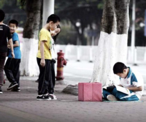 Bức ảnh cậu bé hiếu học ngồi đọc sách trong lúc ăn xin khiến triệu người xúc động: 10 năm sau, cuộc sống thay đổi đáng ngưỡng mộ