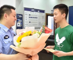 Vừa nhận giấy báo đỗ vào ĐH top đầu, nam sinh lập tức chạy đến đồn cảnh sát: Ai cũng 'lặng người' khi biết nguyên do