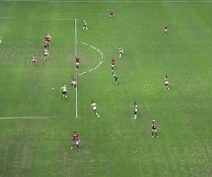 Tình huống penalty 'kì quặc nhất thế giới': Cầu thủ sử dụng thứ không ai ngờ đến để chặn đà tấn công của đối phương