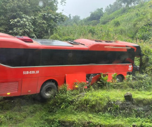 Ô tô chở 38 khách mất phanh lao ra khỏi quốc lộ