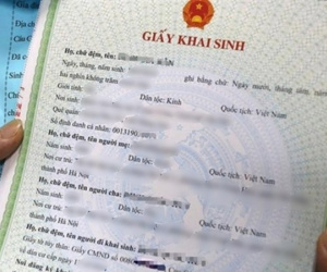 Nam sinh ở Hà Nội bị thu hồi giấy khai sinh: Con buồn chán, mất tự tin, mẹ cảm thấy có lỗi