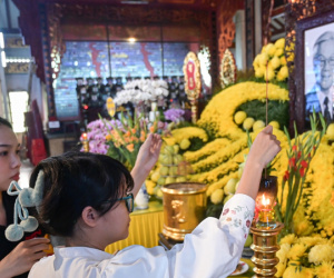 Người dân TPHCM thắp hương tưởng nhớ Tổng Bí thư Nguyễn Phú Trọng
