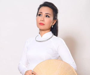 Ca sĩ Cẩm Ly trở lại sân khấu sau biến cố bệnh tật ở tuổi 54