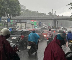 7 giờ sáng Hà Nội mưa trắng trời do ảnh hưởng bão số 2, dân công sở chật vật đi làm