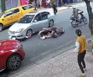 Cụ ông 70 tuổi lái ô tô lao thẳng vào nữ nhân viên ngân hàng, người dân khiêng xe cứu nạn nhân mắc kẹt dưới gầm