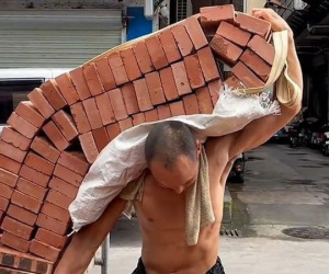 Kiếm 1,3 tỷ đồng sau hơn 1 năm bốc gạch, vác xi măng, người đàn ông 35 tuổi làm việc 14 tiếng mỗi ngày, không dám nghỉ vì lý do gây xúc động