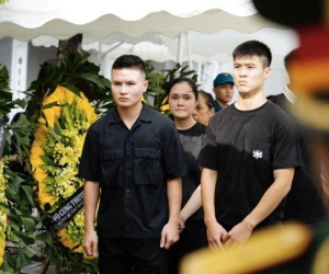 Tiền vệ Quang Hải, vợ chồng Duy Mạnh và Quỳnh Anh về quê nhà Đông Anh viếng Tổng Bí thư Nguyễn Phú Trọng