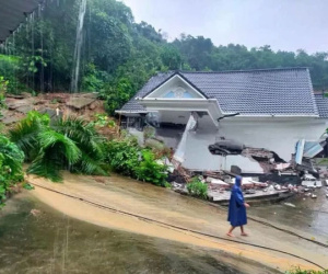 Sập biệt thự 4 tỷ ở Hà Nội sau mưa lớn: Người thân bật khóc mong tìm thấy 'tài sản quý giá nhất'