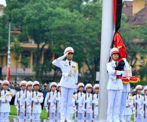 Người dân đứng trang nghiêm, xúc động chứng kiến Lễ thượng cờ rủ Quốc tang Tổng Bí thư Nguyễn Phú Trọng