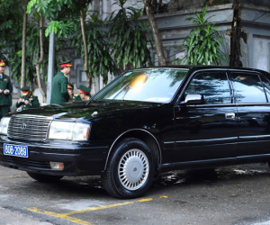 Hình ảnh xe Toyota Crown đời 1998 ở tang lễ Tổng Bí thư Nguyễn Phú Trọng