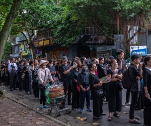 Người dân Hà Nội xếp hàng dài cả con phố, chờ đợi vào viếng Tổng Bí thư Nguyễn Phú Trọng