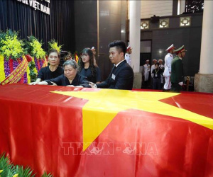 Xúc động hình ảnh cô giáo của Tổng Bí thư Nguyễn Phú Trọng khóc tiễn biệt người học trò ưu tú