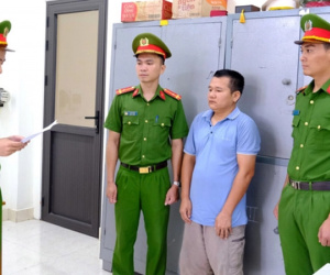 Điều khiển phương tiện 'thông chốt', đâm vào xe CSGT, tài xế bị khởi tố