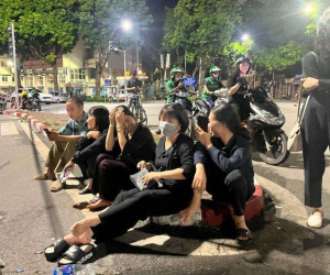 Nhiều người dân chờ thâu đêm trước cổng nhà tang lễ Quốc gia để được viếng Tổng Bí thư Nguyễn Phú Trọng vào sáng sớm