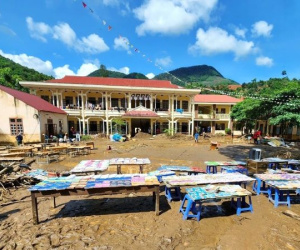 Hàng nghìn khối bùn ập vào trường tiểu học, có nơi đến nửa mét