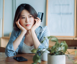Tranh cãi chuyện dùng thẻ tín dụng hoàn tiền nhưng bị ngân hàng yêu cầu cung cấp hóa đơn giao dịch: Thực hư thế nào?