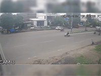Xe cứu hỏa mất lái, lật nghiêng suýt đè trúng người đi đường