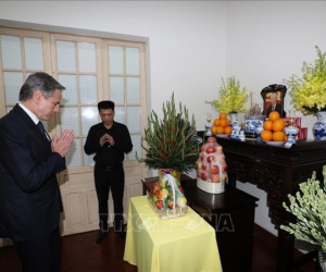 Ngoại trưởng Hoa Kỳ Antony Blinken thắp hương và chia buồn với gia đình Tổng Bí thư Nguyễn Phú Trọng