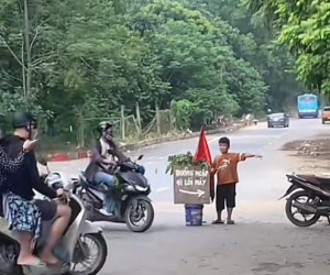 Tấm biển 'lạ' giữa làn nước ngập ở đại lộ Thăng Long của 3 chú cháu: Đứng suốt 5 tiếng không thấy mỏi chân