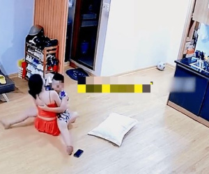 Nhìn cảnh vợ và con trai chơi đùa qua camera, chồng 'đăng đàn' bức xúc: Sao lại thế này?
