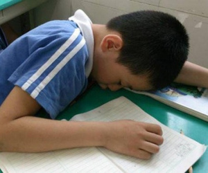 Con trai không làm bài tập bị cô gái chụp ảnh gửi vào nhóm lớp, người mẹ bình tĩnh nhắn 1 tin khiến giáo viên khiếp sợ