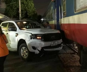 Hiện trường kinh hoàng vụ xe bán tải cố vượt rào chắn, bị tàu hỏa đâm văng khiến 5 người thương vong