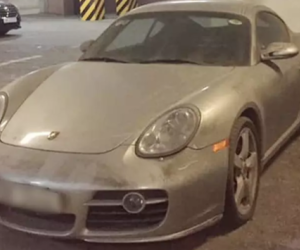 Xót xa Porsche Cayman tiền tỷ 'bỏ xó' dưới hầm chung cư Hà Nội